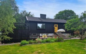 una casa nera con una porta gialla e un cortile di Amazing Home In Tollered With Kitchen a Tollered Altre 29 foto
