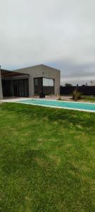 ein Haus mit einem Pool im Gras in der Unterkunft Casa Quinta Búho Norte in Resistencia