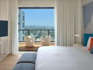 Postel nebo postele na pokoji v ubytování Mondrian Los Angeles