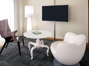 TV a/nebo společenská místnost v ubytování Mondrian Los Angeles