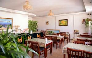 En restaurant eller et andet spisested på GreenTree Inn Heilongjiang Harbin Zhongyang Street Business Hotel