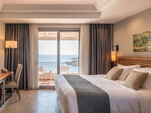 Posteľ alebo postele v izbe v ubytovaní Movenpick Resort Agios Nikolaos Sivota + 37 fotografií