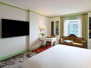 Grand Mercure Imperial Palace Seoul Gangnamにあるテレビまたはエンターテインメントセンター