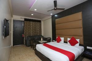 Hotel O Samrat客房内的一张或多张床位