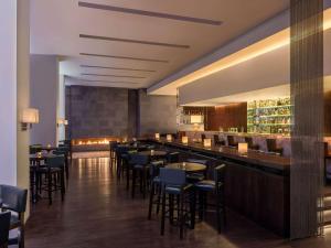 Lounge nebo bar v ubytování Sofitel Cairo Downtown Nile
