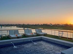 Bazén v ubytování Mövenpick Royal Lily Nile Cruise, Every Monday Four Nights From Luxor, Every Friday Three Nights From Aswan - Including Excursions & Sightseeing nebo v jeho okolí