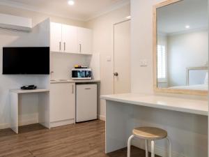 Bayview Geographe Resort的厨房或小厨房