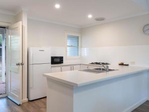 Bayview Geographe Resort的厨房或小厨房