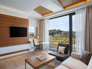 TV a/nebo společenská místnost v ubytování The Grand Tarabya Managed by Accor