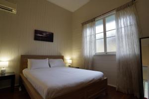 Кровать или кровати в номере The Quinn - Inner City Classic Queenslander