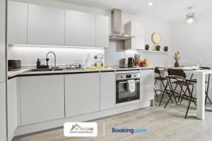 Η κουζίνα ή μικρή κουζίνα στο Modern Hemel Hempstead Studio with Parking