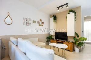 ein Wohnzimmer mit Sofa und Fernseher in der Unterkunft Mermaid Chalet Boutique La Barrosa mar a 200mt in Chiclana de la Frontera