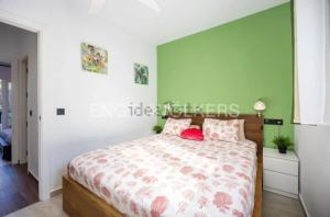 ein Schlafzimmer mit einem Bett und einer grünen Wand in der Unterkunft Mermaid Chalet Boutique La Barrosa mar a 200mt in Chiclana de la Frontera + 22 Fotos