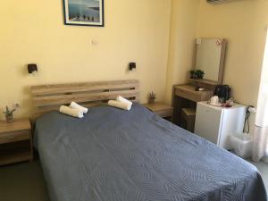 A bed or beds in a room at Platanos Rooms
