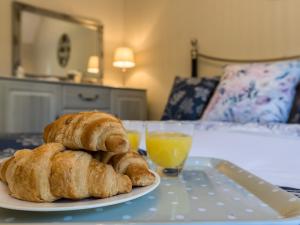 un plateau de croissants et un verre de jus d'orange dans l'établissement Homestead Cottage, à Benniworth