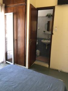 A bathroom at Platanos Rooms
