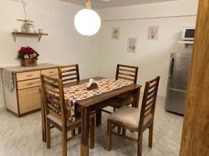 Η κουζίνα ή μικρή κουζίνα στο Studio apartment in split level bungalow with pool access