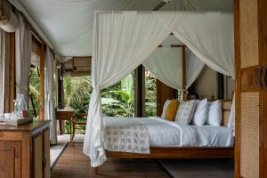 Rúm í herbergi á Nadi Nature Resort - Adults Only +32 myndir