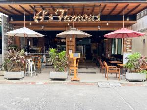 通萨拉布爱考旅馆的有桌椅和遮阳伞的餐厅