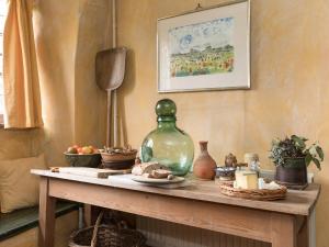 une table avec un vase et d'autres objets dessus dans l'établissement The Old Priory Cottage, à Dunster 13 autres photos