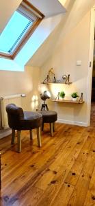 a living room with a bench and a window at Chez Sam et Brice in Saint-Georges-Buttavent