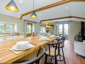 a kitchen and dining room with a table and chairs at Stackyard Cottage in Felmingham