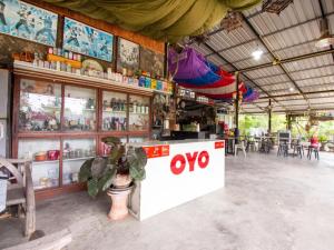 Restaurace v ubytování OYO 999 Baan Pak Rom Ruen
