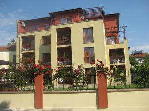 奧布佐爾的住宿－Condo Hotel Valentina，前面有鲜花的建筑