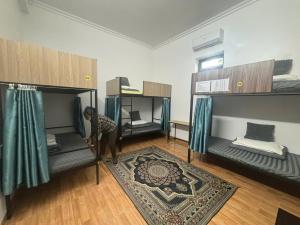 Ένα ή περισσότερα κρεβάτια σε δωμάτιο στο Dragon Hostel