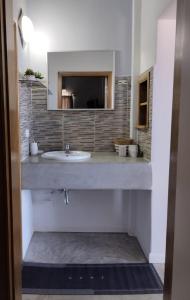 a bathroom with a sink and a mirror at Altos de Guarame in Flandes