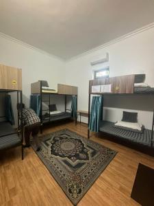 Ένα ή περισσότερα κρεβάτια σε δωμάτιο στο Dragon Hostel +26 φωτογραφίες