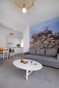 una sala de estar con un sofá y una mesa en Kallimento, en Kissamos