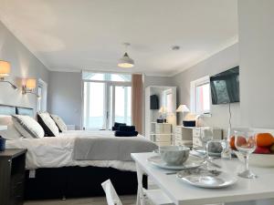 una camera con un letto e un tavolo con piatti di Jayne Cottage a Tarbert