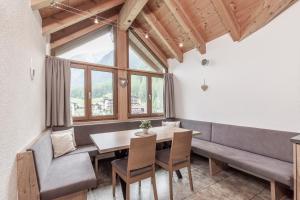 A seating area at Vizensn Living