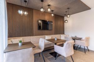 A television and/or entertainment centre at Vizensn Living
