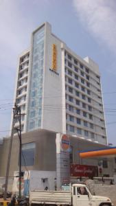 un grande edificio con un camion davanti di Keys Select by Lemon Tree Hotels, Visakhapatnam a Visakhapatnam
