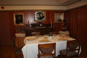 uma sala de jantar com uma mesa e um piano em Hostal Casa Perico em Larraga