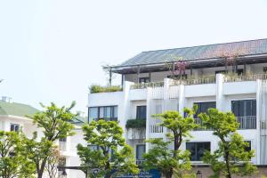 un edificio de apartamentos con plantas en los balcones en Ana La Vie Hue, en Thôn Lại Thê 2 fotos más