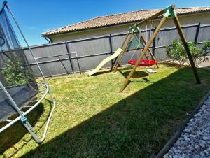 LéguevinにあるVilla entière avec piscine- 8pの庭の遊び場