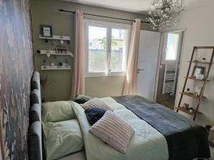 LéguevinにあるVilla entière avec piscine- 8pの窓の前にベッドがある寝室 +32枚の写真