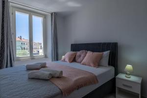 Postel nebo postele na pokoji v ubytování Rooms Vitoria on Joakim Square
