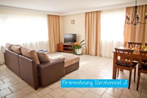 sala de estar con sofá y mesa en Ferienwohnung Storchennest 2, en Waldshut-Tiengen