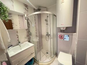 un baño con ducha y lavabo en Sunny Varvara Apartment, en Varna 13 fotos más