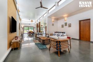 una sala de estar con un sofá y una mesa en Stayvista at Serenova with big pvt pool and lawn - Your Luxury escape awaits !, en Madikeri