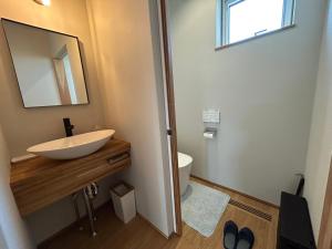 A bathroom at 落葉松之家 Még 13 kép