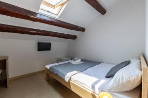 Postel nebo postele na pokoji v ubytování Rooms Vitoria on Joakim Square + 16 fotografií
