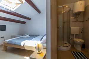 Koupelna v ubytování Rooms Vitoria on Joakim Square