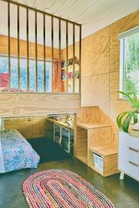 Postel nebo postele na pokoji v ubytování Timber & Stone - Sanctuary Eco House