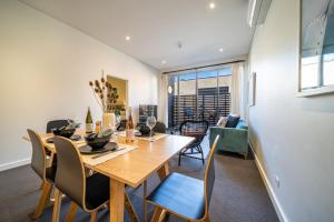 Posezení v ubytování Floral on Frew 2BR Staycation CBD WiFi