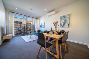 Posezení v ubytování Floral on Frew 2BR Staycation CBD WiFi + 12 fotografií